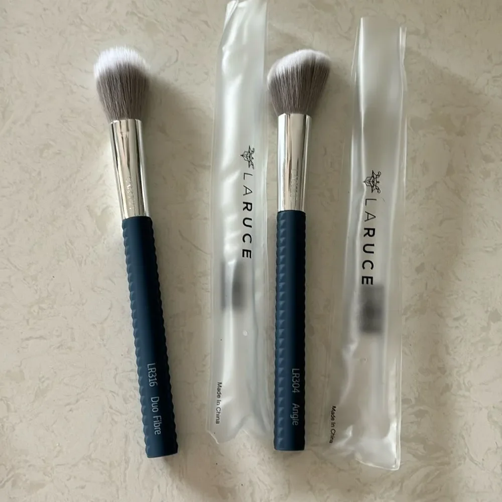 Laruce makeup brushes - set of two brand new